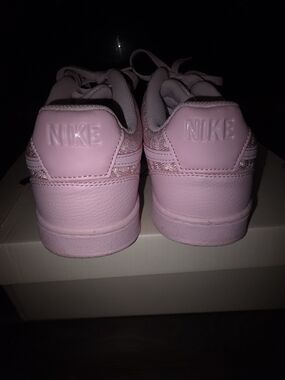Nike Woman Pink Low-Top Sneakers with Glitter Accents